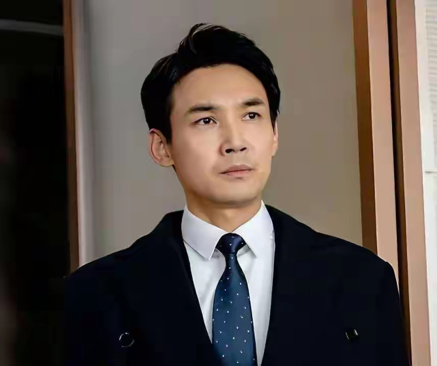 真不敢信！46岁的张铎，丁克大半辈子，没孩子没热搜，竟还有戏拍？他不抢C位，偏去话剧舞台死磕，陪同学