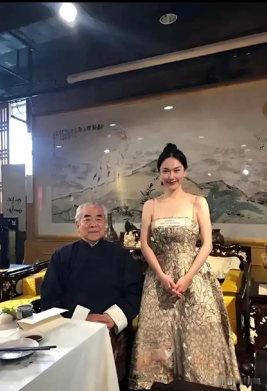 86岁的著名画家范曾，和小50岁的妻子徐萌在家里的画室合照，一个满头银发，老当益