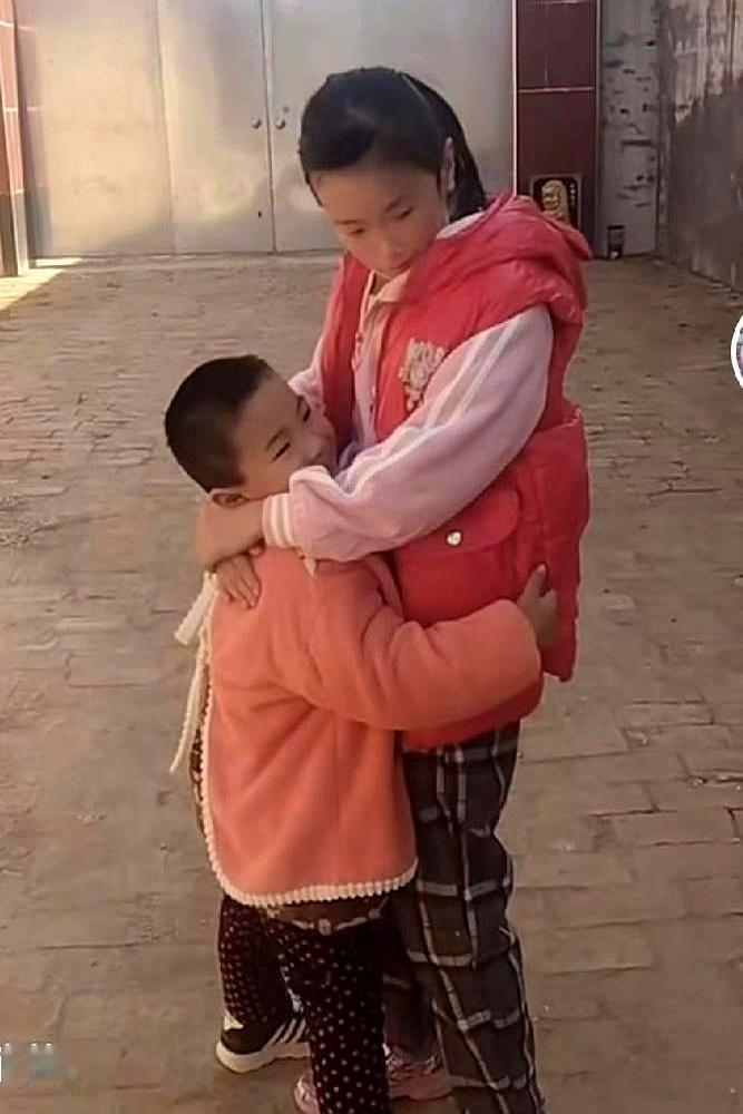 十年一分抚养费没要，他刚认亲走红，前妻一纸诉状递到法院。前妻开直播，几万人