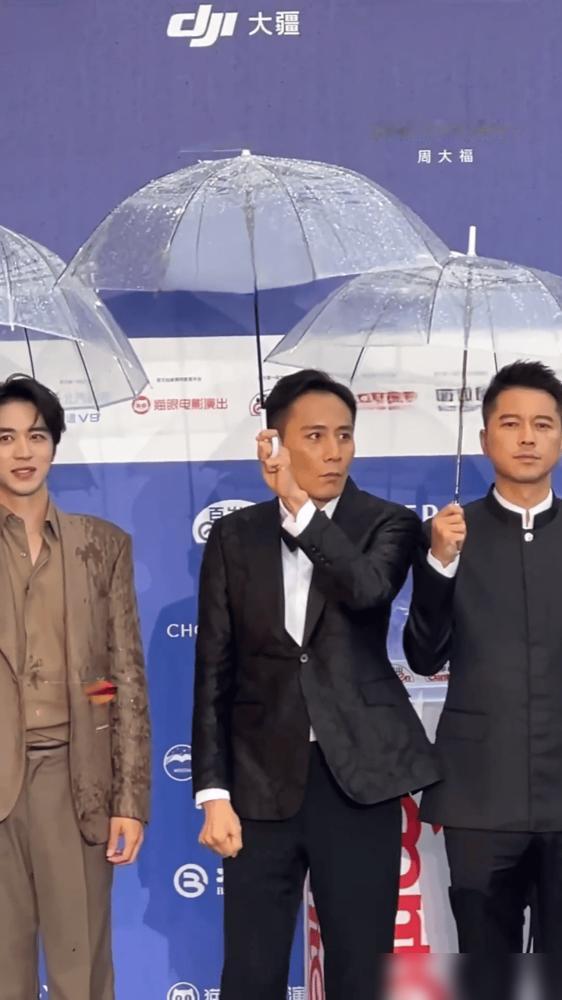 千万别让你老板看见刘烨撑伞，他那把伞像个漏勺，雨水直接往脑袋上灌。4月16号