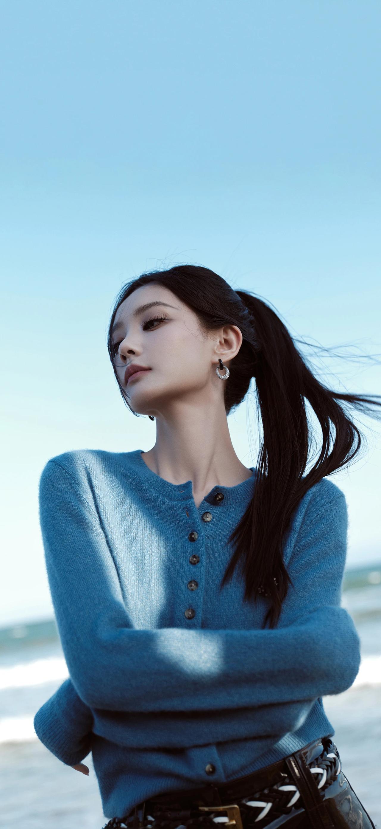 李一桐壁纸～海边高马尾随风扬起，一身蓝色针织衫和蓝天大海呼应，清爽灵动，温柔又有