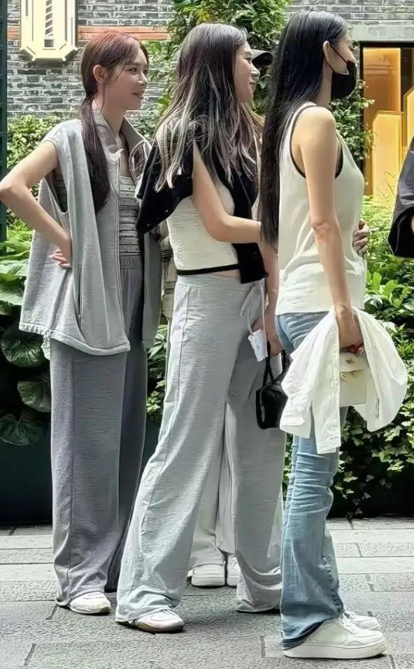 潘玮柏是真宠老婆，不管是聚餐还是聚会，都习惯带着宣云一起，把她护在身边。有网友就
