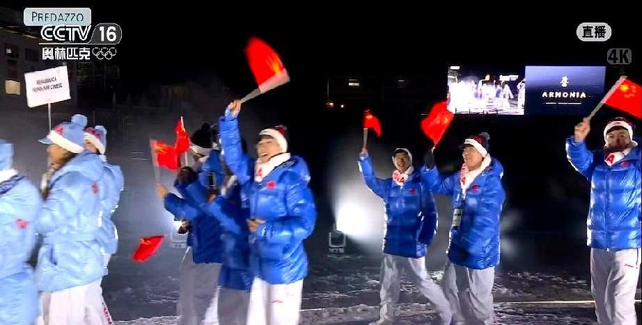 别只盯着中国队的“蓝白配”了，背后的“心机”，才是真正的高手过招。你以为那只是