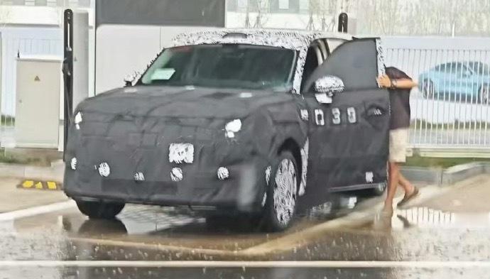 小米首款增程SUVYU9谍照，5米多长的大6座，这么大车身选增程还是很可以的，