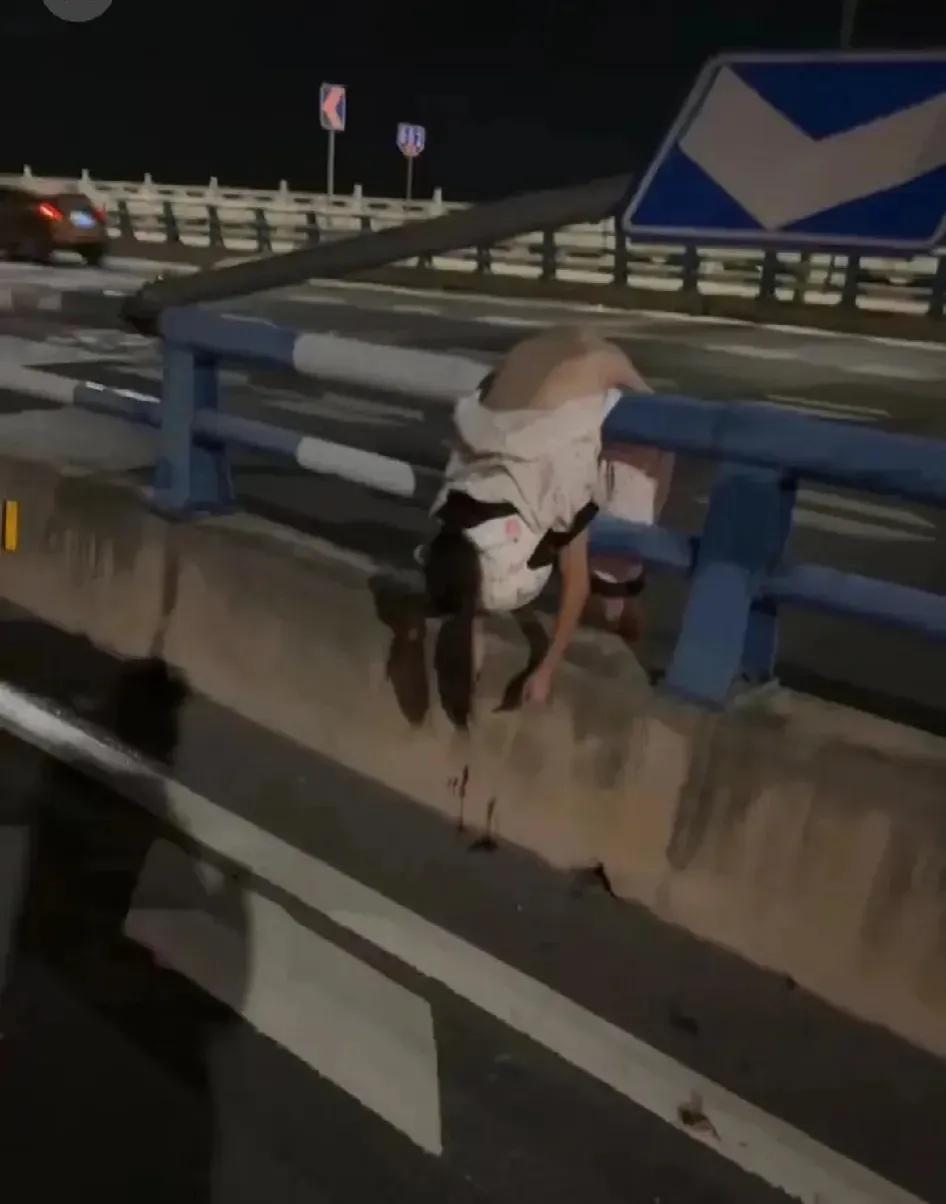 重庆江北发生一起摩托车事故，一名小伙为在女孩面前耍帅，驾驶摩托车在危险路段狂飙，