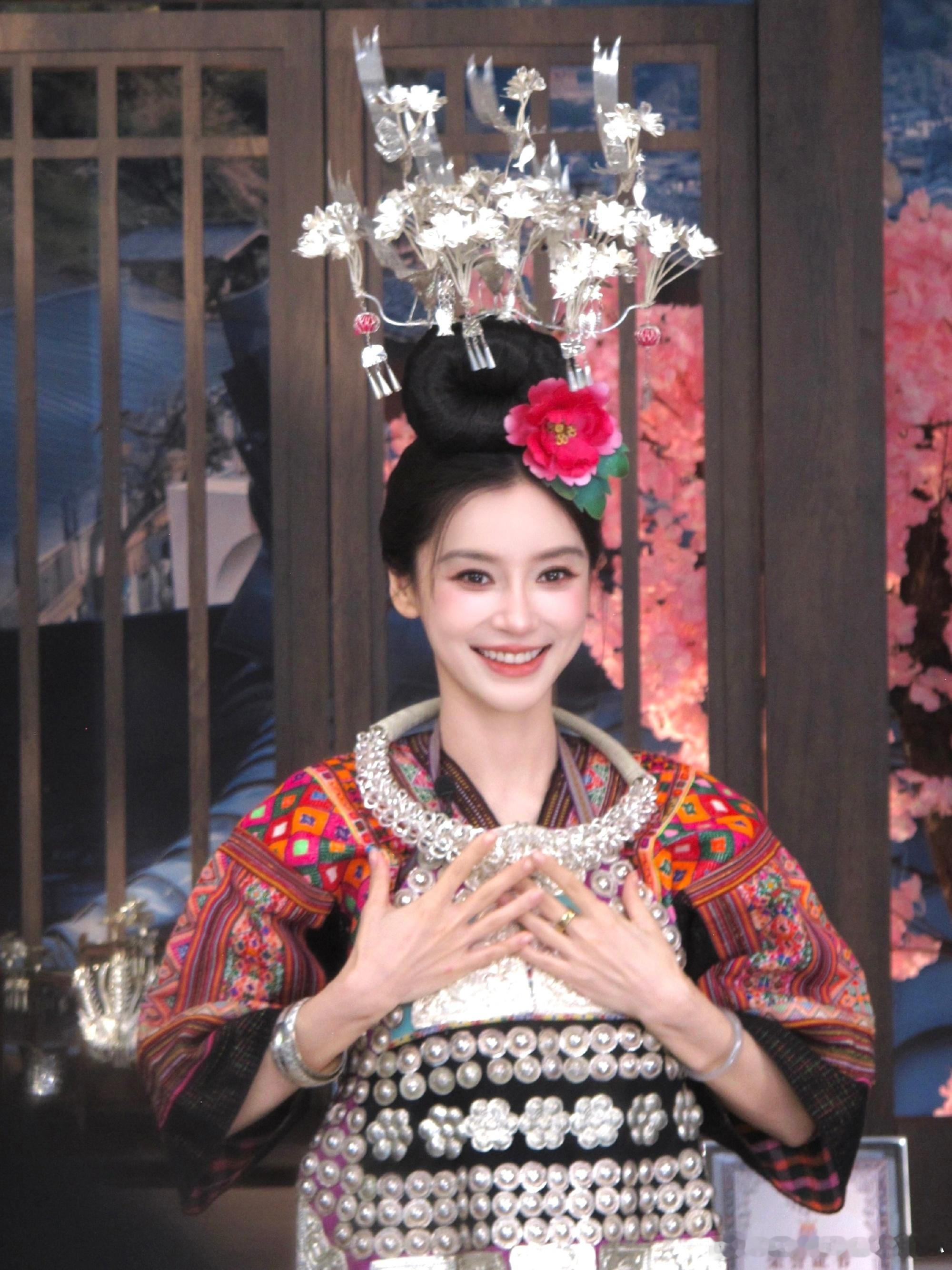 1、杨颖接下来会有《红秀》杂志的封面，高奢珠宝品牌赞助。2、李兰迪的新剧《千夜奇