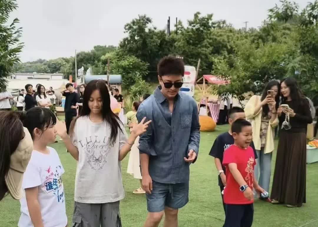 贾乃亮李小璐一家三口公园出游，12岁甜馨棕发吸睛与爸爸亲密互动！