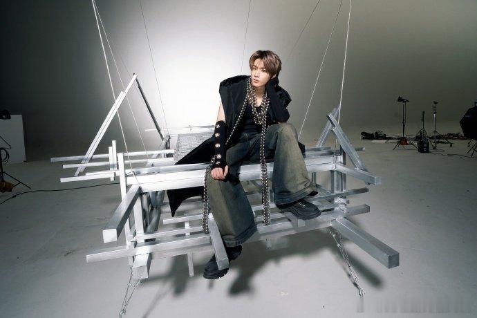 刘耀文不语一味纯going，谁懂这个刘耀文sauce味的Live呀，超长珠链+黑