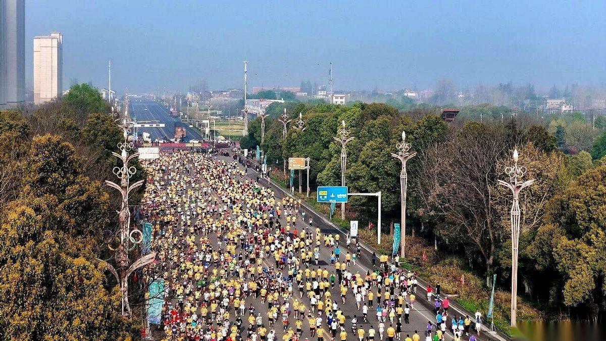 半马跑到第10公里，我姐突然在我耳边吼：“张嘴！”没等我反应，两粒盐丸已经塞进