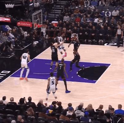 omg，蒙克腿上装了弹簧，直接飞起劈扣申京啊！真让人倒吸了一口凉气！最佳扣篮！