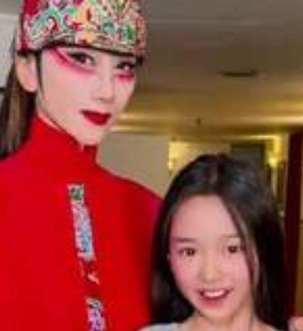 2026年5月10日，董璇带女儿小酒窝探班杨丽萍主演的舞剧《十面埋伏》后台。杨
