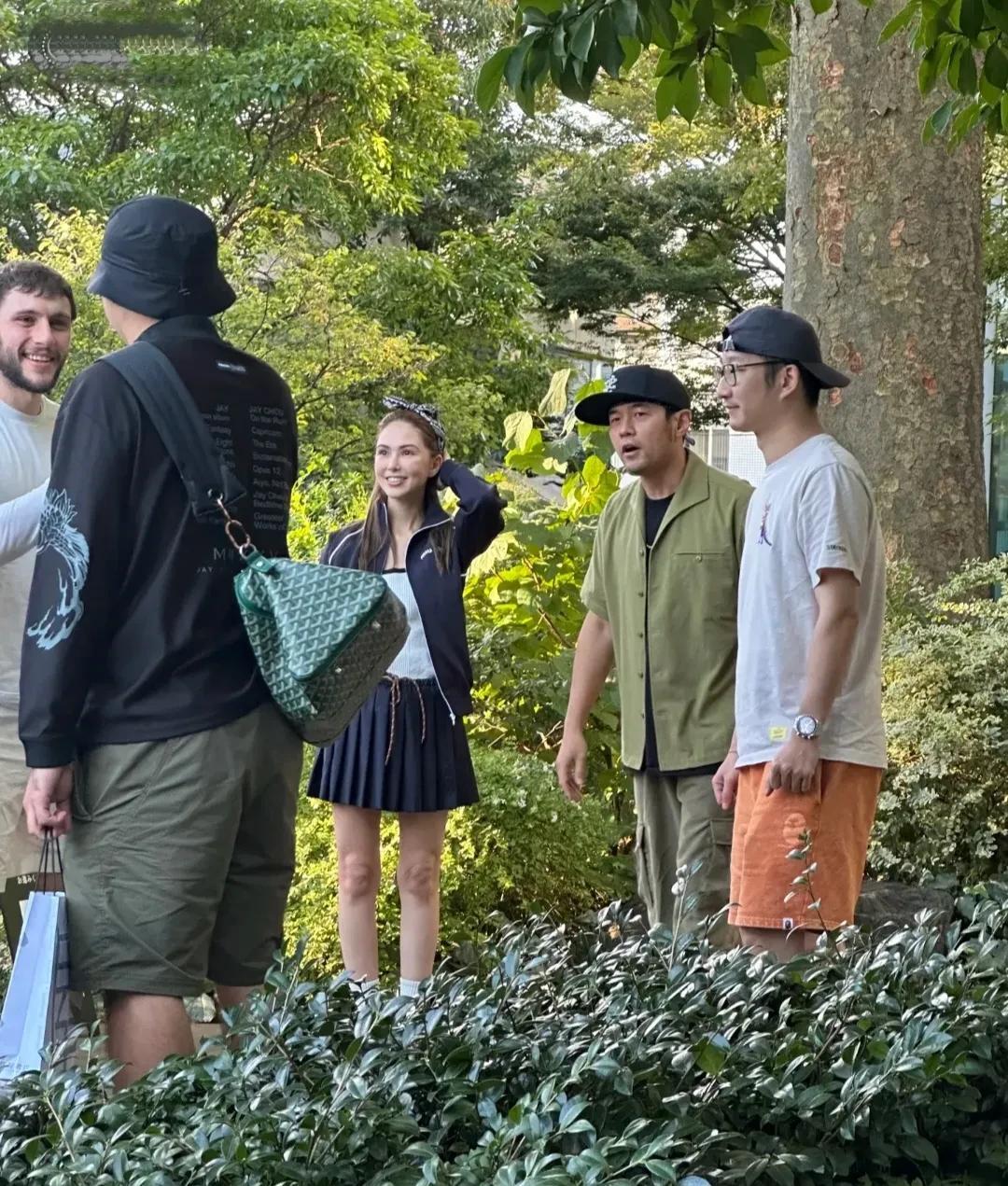 周杰伦和老婆现身日本代官山，昆凌好漂亮，皮肤超白，大眼高鼻，身材很瘦，比例匀称，