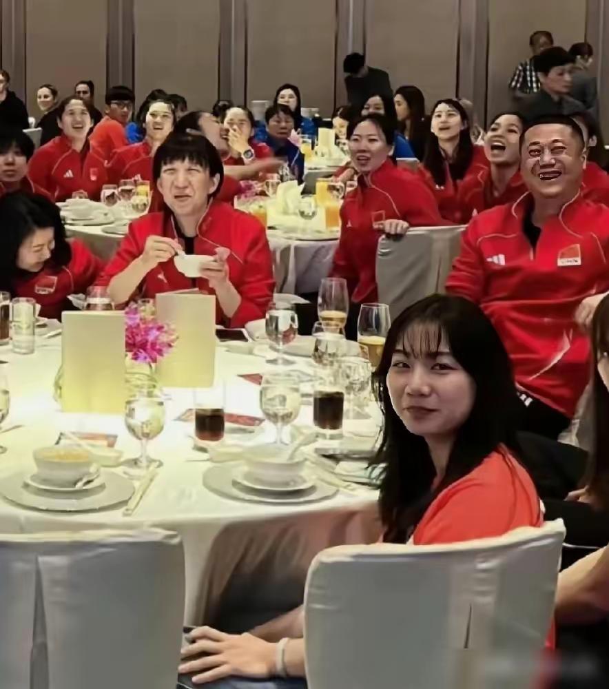 赖亚文，今天回应了。面对450字的公开信，和满屏的"下课"，这位女排"大家长"