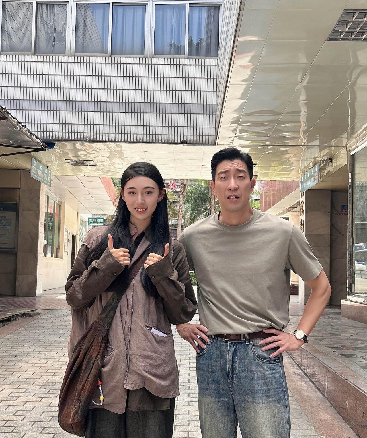 8月26日，有位小姐姐晒出与王千源的合影，她瘦高个，长得很漂亮。这是王千源新剧