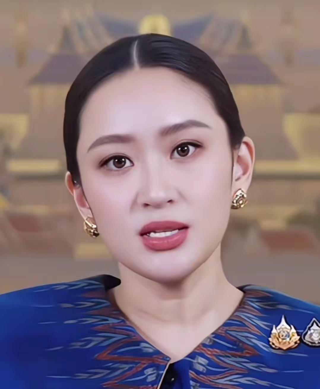 佩通坦果然被解职了，没法继续当泰国首相了，这都是拜她叔叔洪森亲王所赐。不过这也