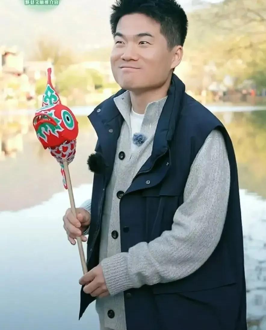 董宇辉举着小鱼灯那股子欣喜劲儿，简直像七八岁的小朋友，哪还有半分沉稳帅气的霸道总