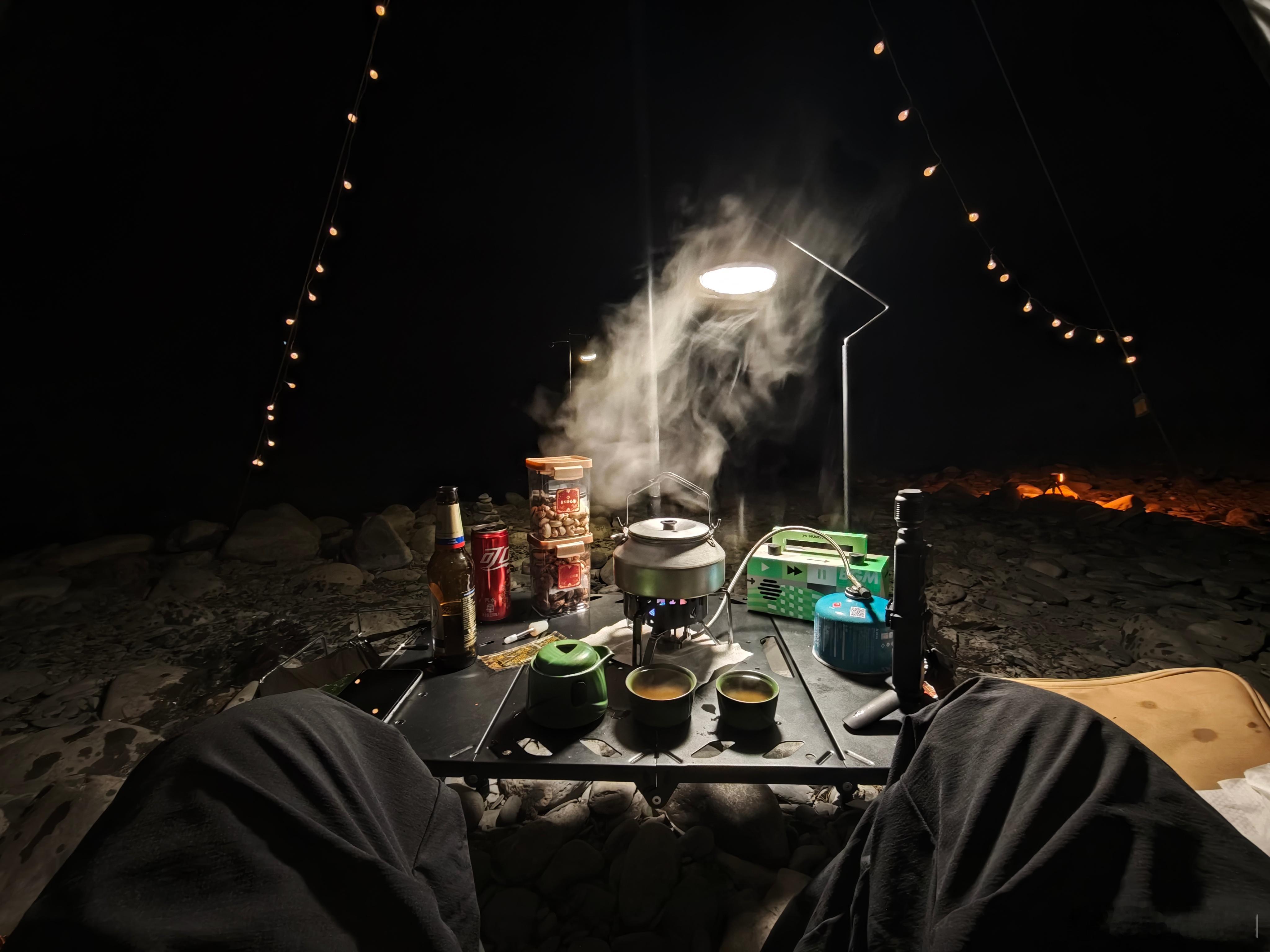 煮了一份炒鸡豪华泡面点了10年前在拉萨买的藏香泡了一壶功夫茶放点音乐混着溪水声外