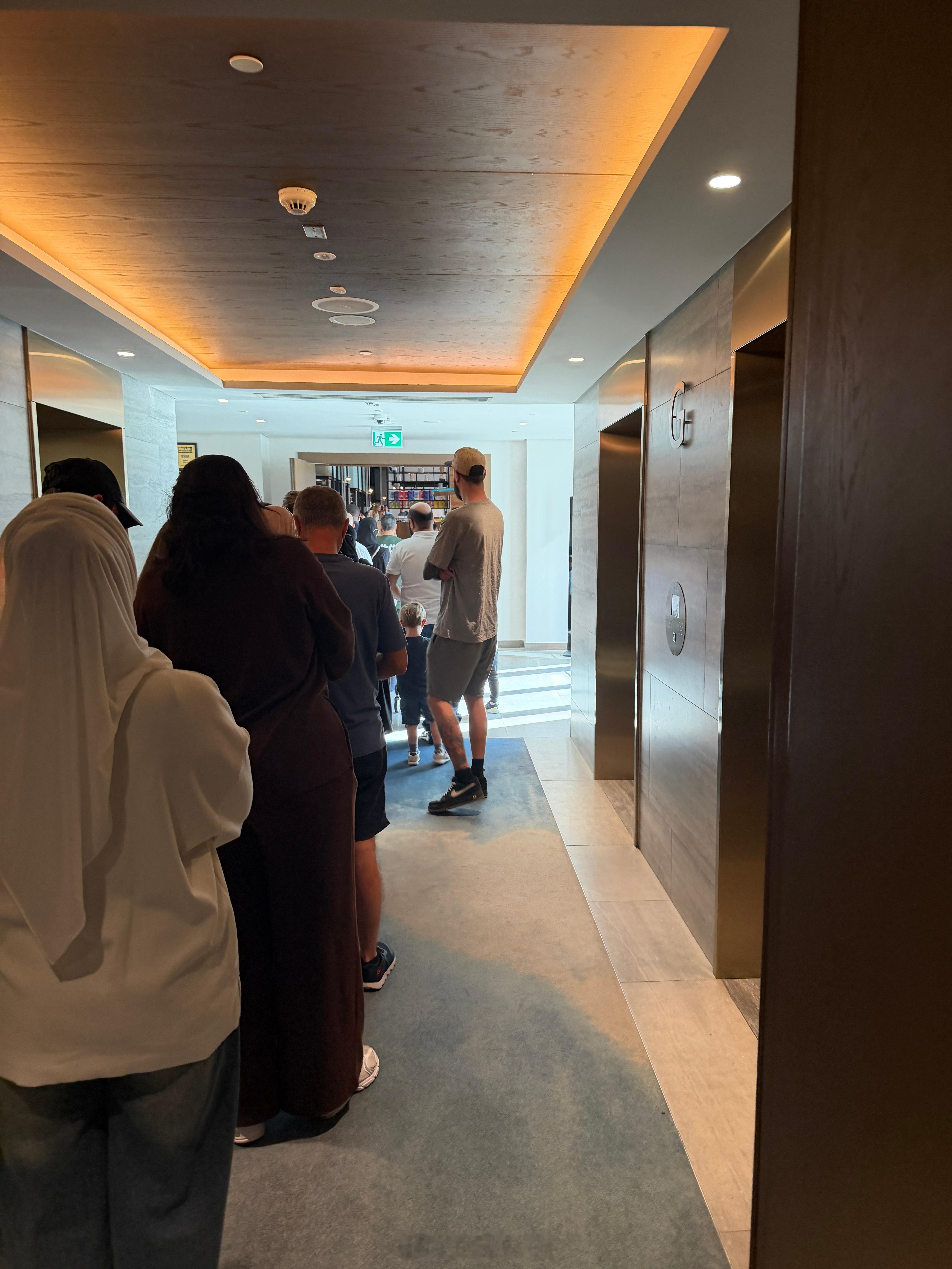 第一次遇到全部人都是踩点来吃早餐的情况，排上了长龙