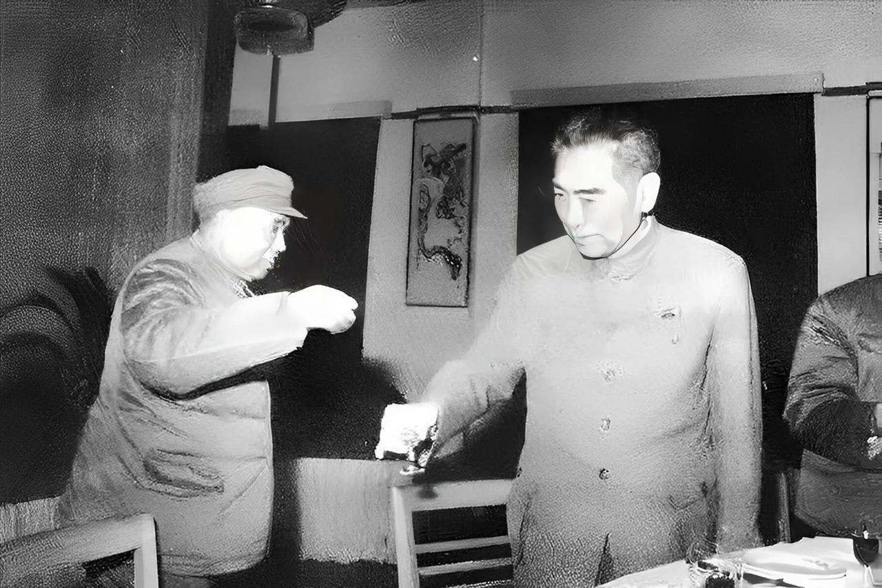 这两位都是值得尊敬开国元勋，酒量大的惊人，一位肝癌，一位膀胱癌去世，美酒虽好可