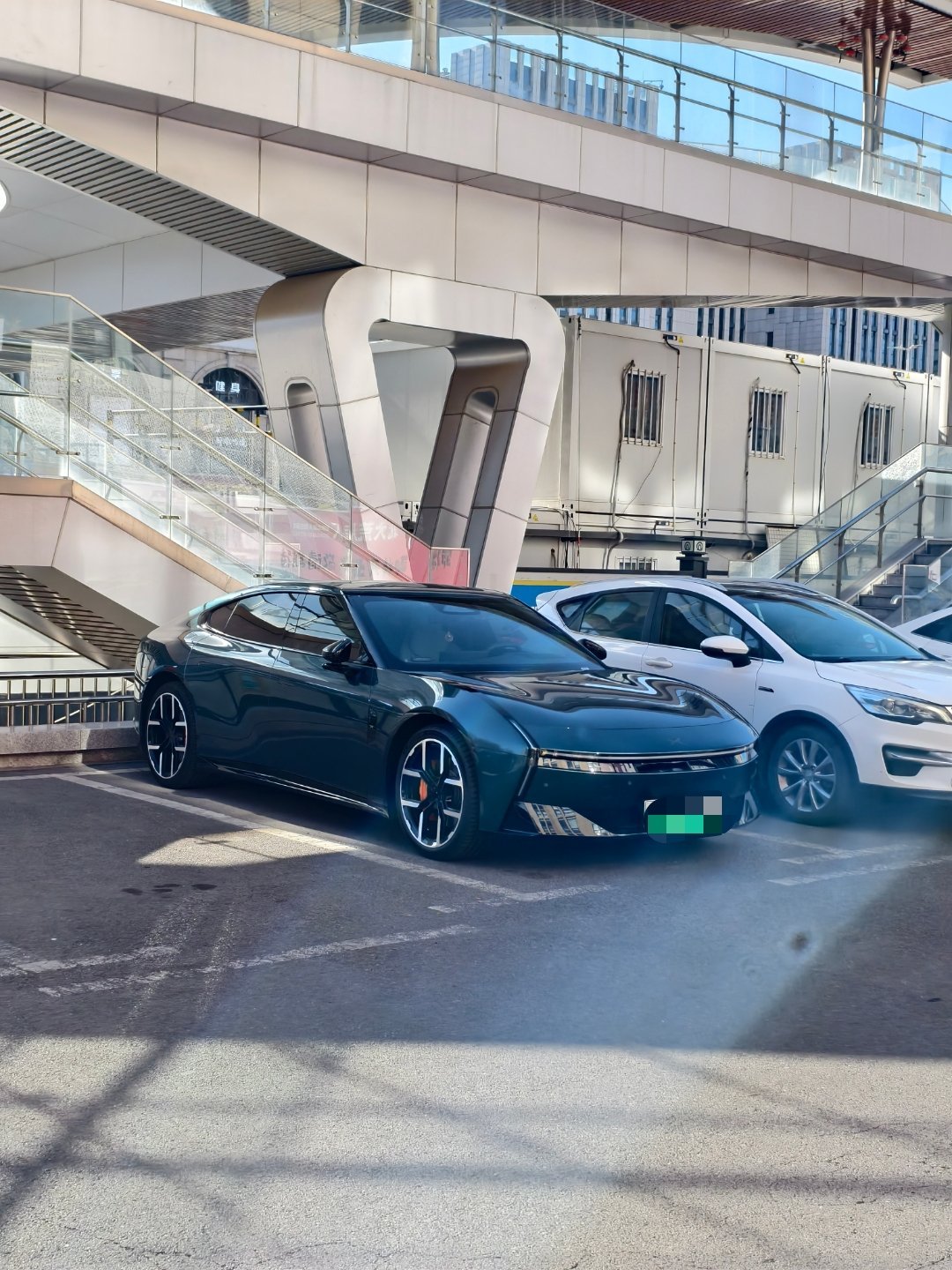 偶遇小鹏新P7，不得不承认，这个设计是很成功的，辨识度是挺高的。Ps：这个绿色也