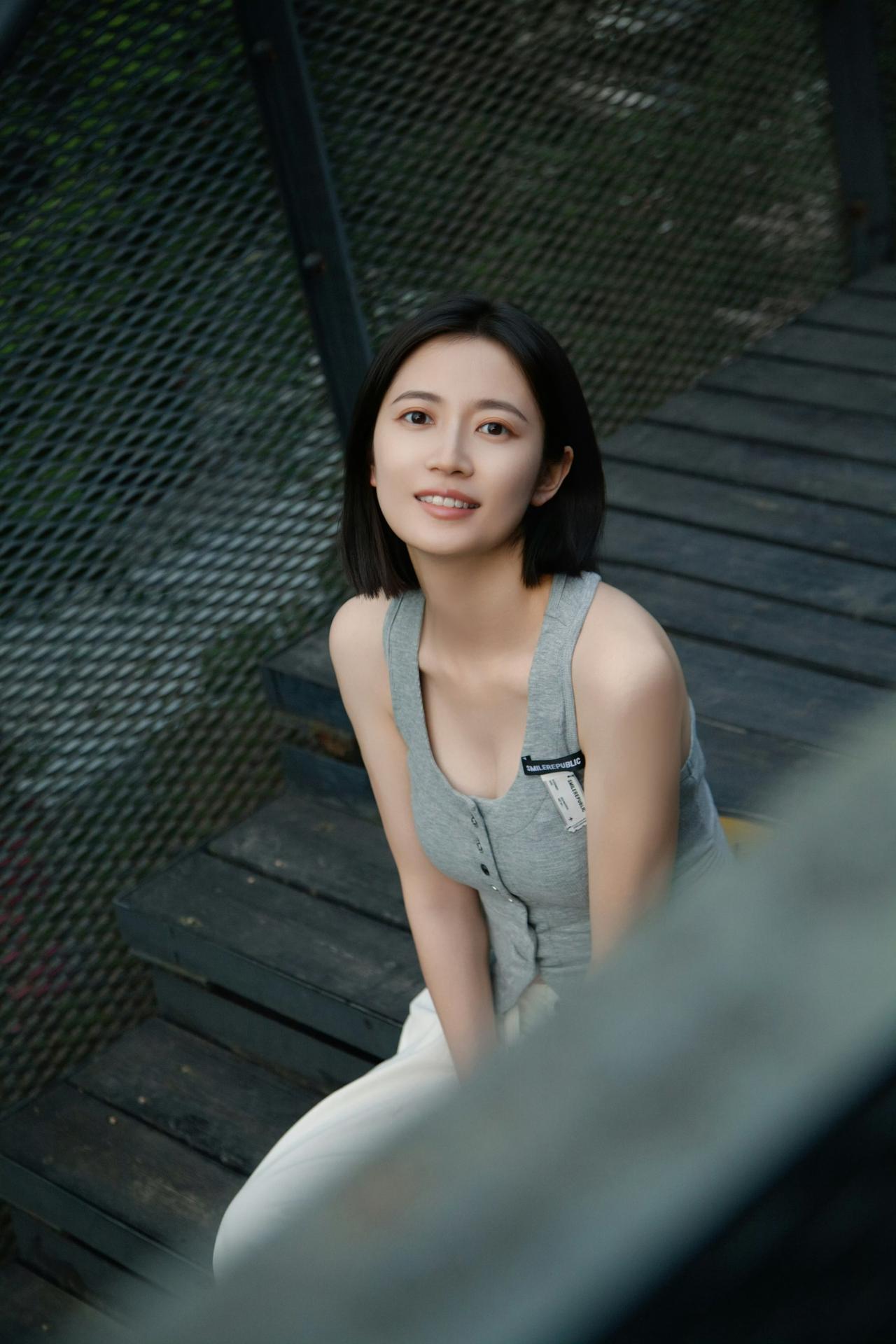 陈钰琪褪去浓妆艳抹，简单穿搭，感受陈钰琪的原生淡颜魅力