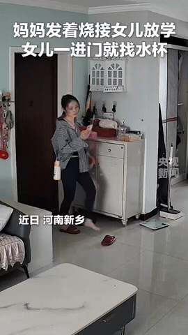 太暖心了！近日河南新乡，妈妈发着高烧接女儿放学回家，女儿一进门就找水杯，妈妈以为