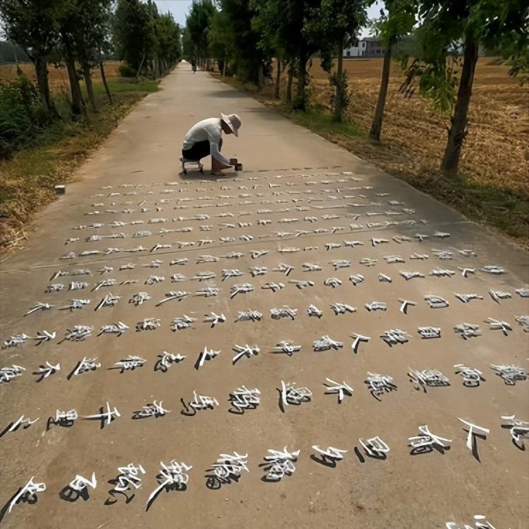 终于火到央视了！”河南周口，一名男子大热天在家闲的没事干，他不去上班，也不待在家