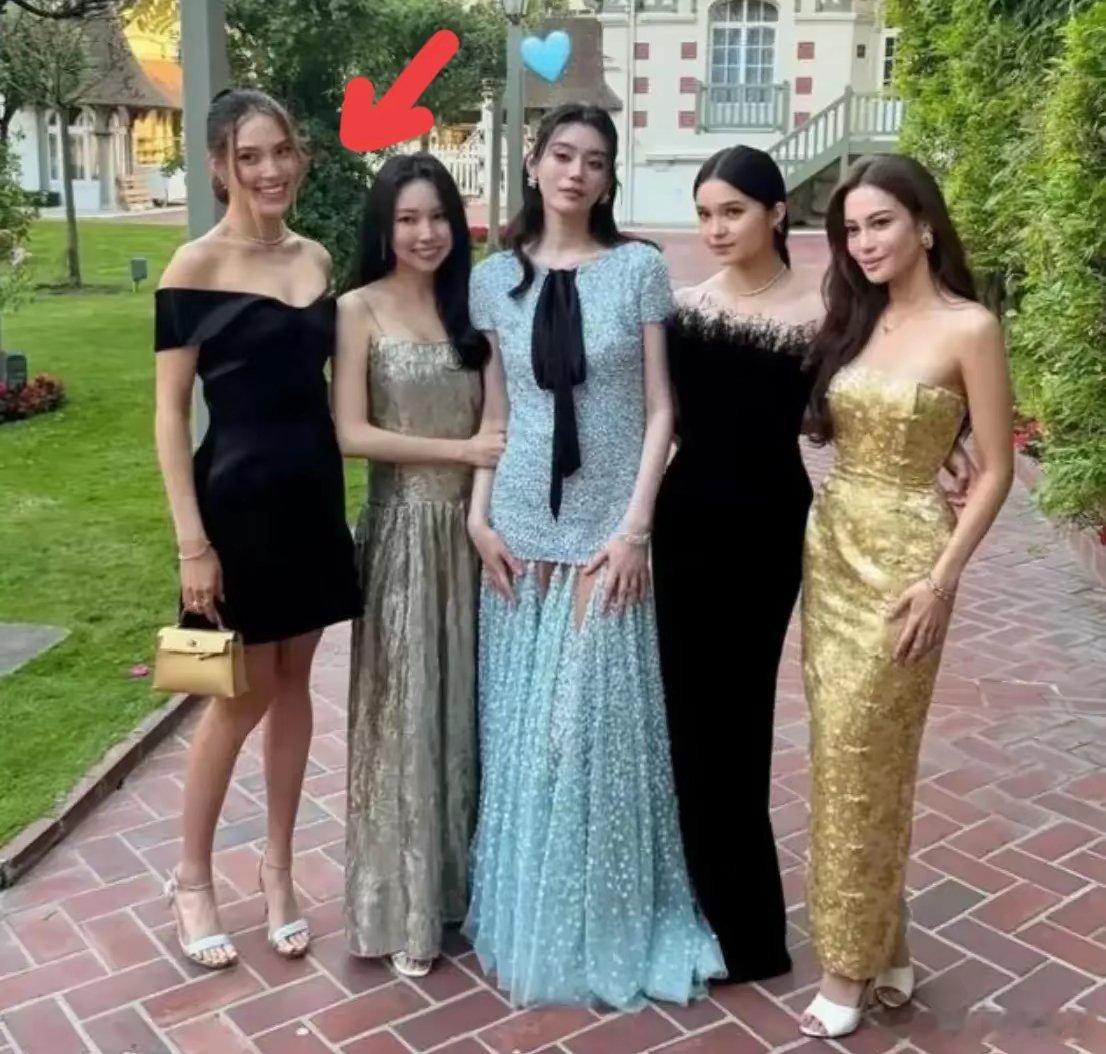 奚梦瑶的闺蜜团里，谷爱凌气质好出众啊，在这一堆有钱的富二代里面，谷爱凌气质突出，