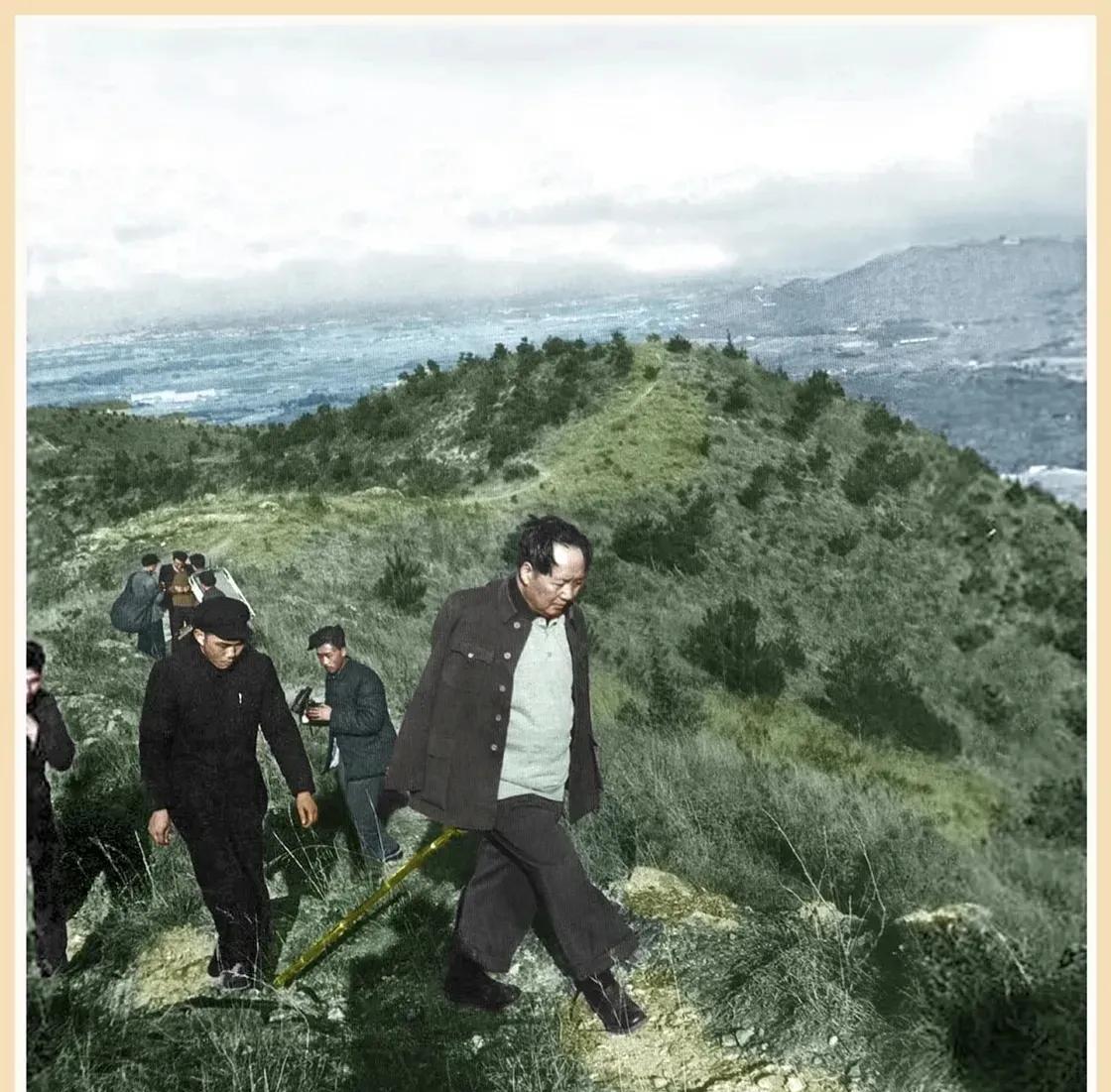 1954年，毛主席在杭州，多次登上杭州西子湖畔的高山。这是1954年2月10日登