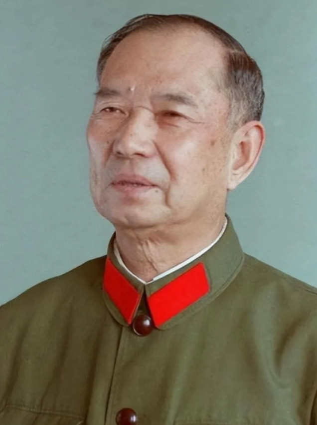1982年，开国少将尤太忠视察部队，见一副团长好生眼熟，暗骂一句大事不好，立刻打
