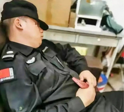 太尴尬了！”2014年北京，一每天工作24小时的保安，在一天中午值班时，与女友偷