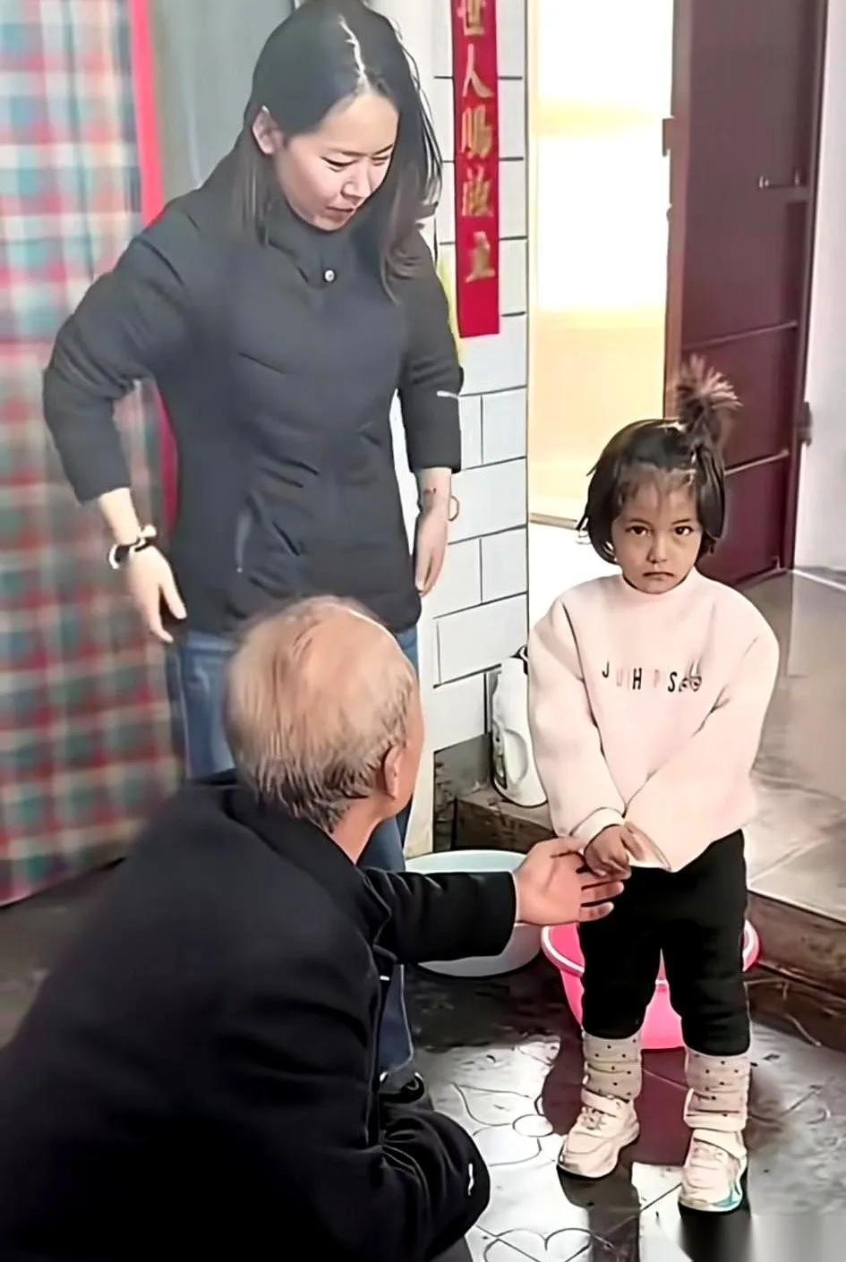 一个直播带货的父亲，五岁的小女孩站在一旁，父亲一边和几万网友互动，一边和女儿说话