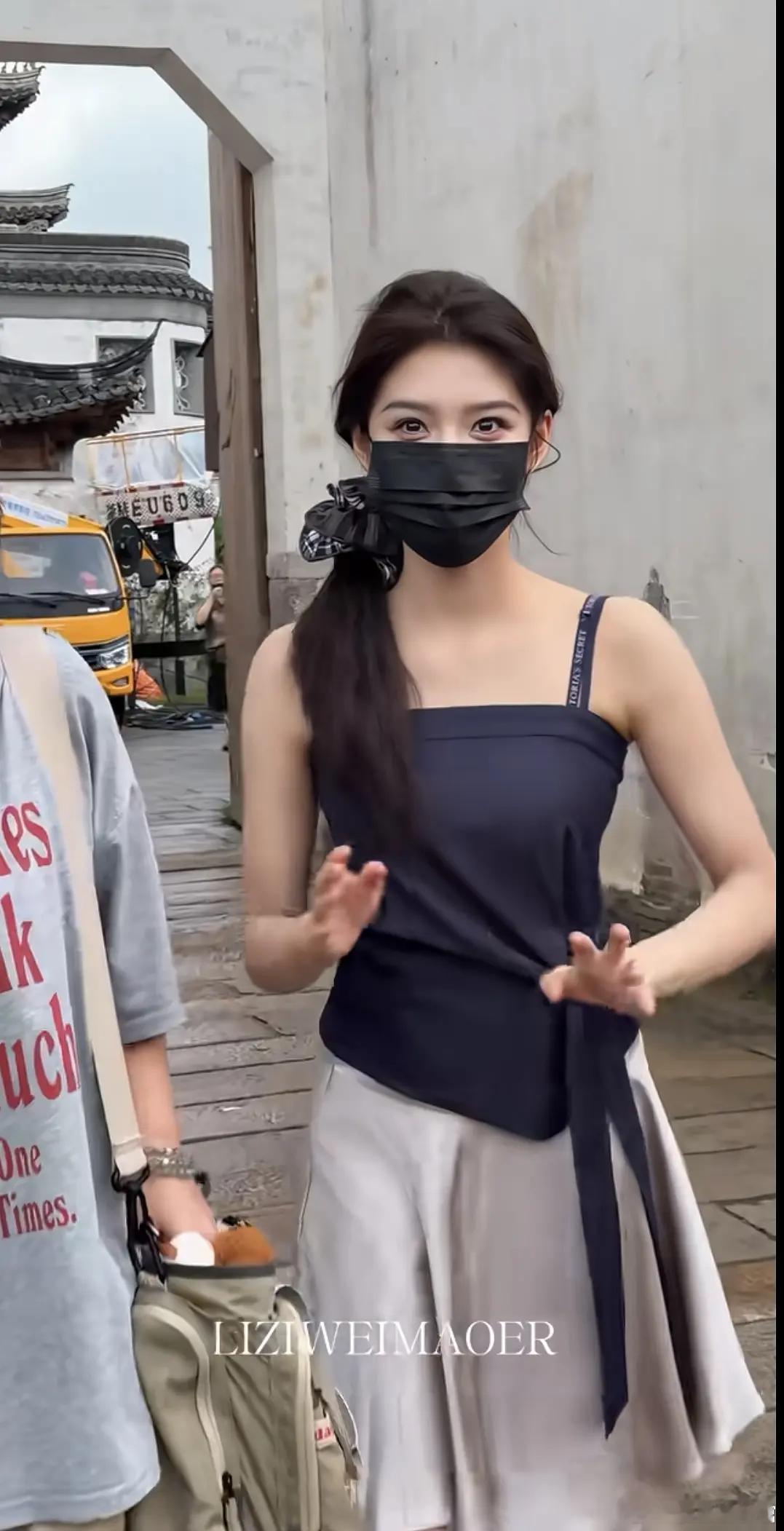 艾米的眉眼说实话还是好看的