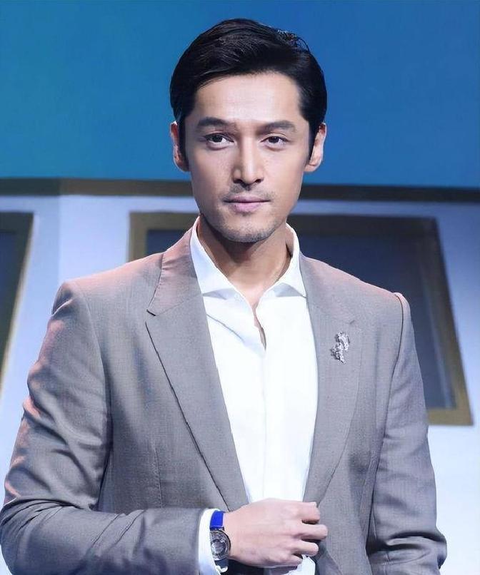 胡歌这家伙最近上节目，头一回敞开心扉聊起自家两个小宝贝，女儿小茉莉两岁多，儿子刚