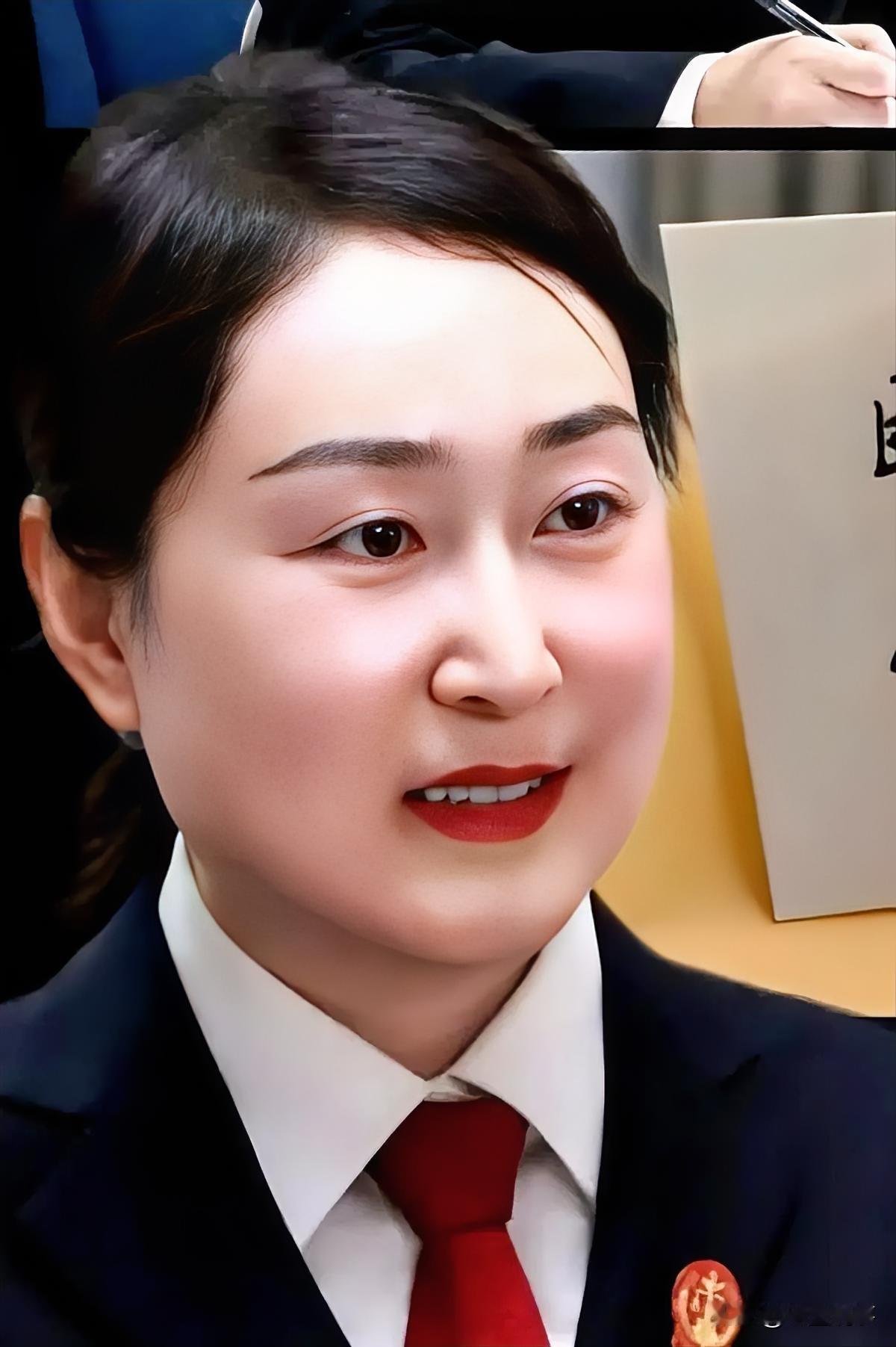 宝鸡有位女法官，龚培静。前脚刚办完一批扫黑除恶的大案，卷宗摞起来比人都高，后脚，
