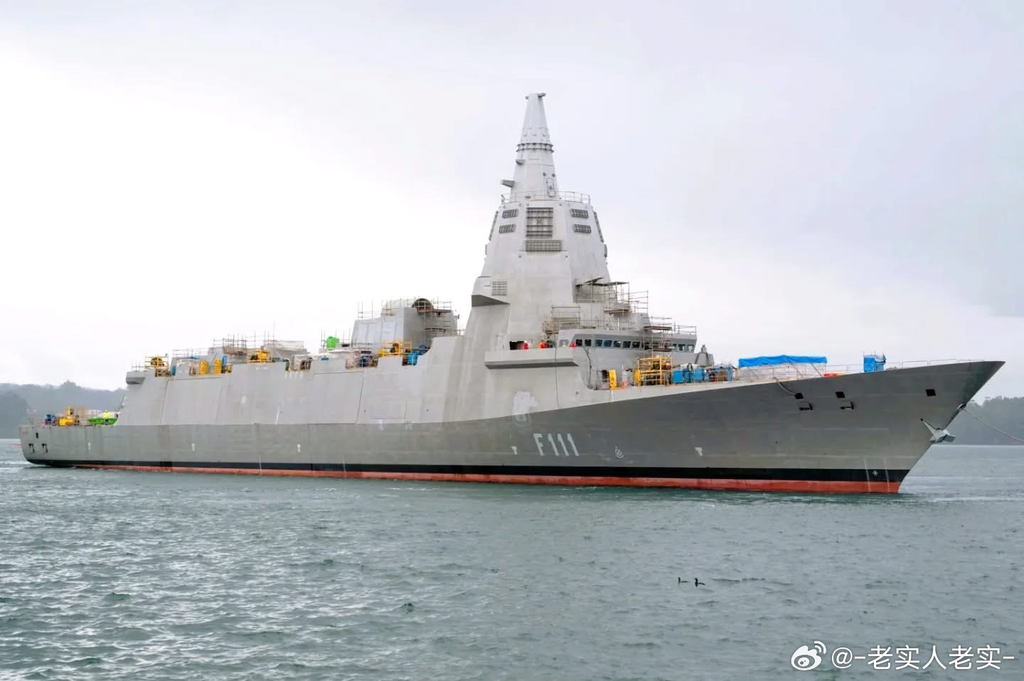 西班牙海军F110型导弹护卫舰首舰波尼法斯号，可见巨大的一体式桅杆和为相控阵雷达