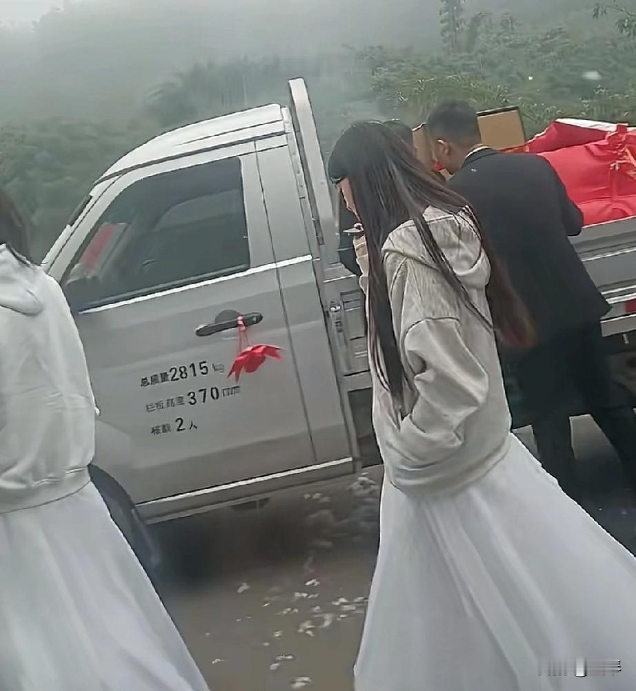 烟头不能乱扔,玩笑更不能乱开,否则伤了和气就不好了。不得不说这玩笑开得也