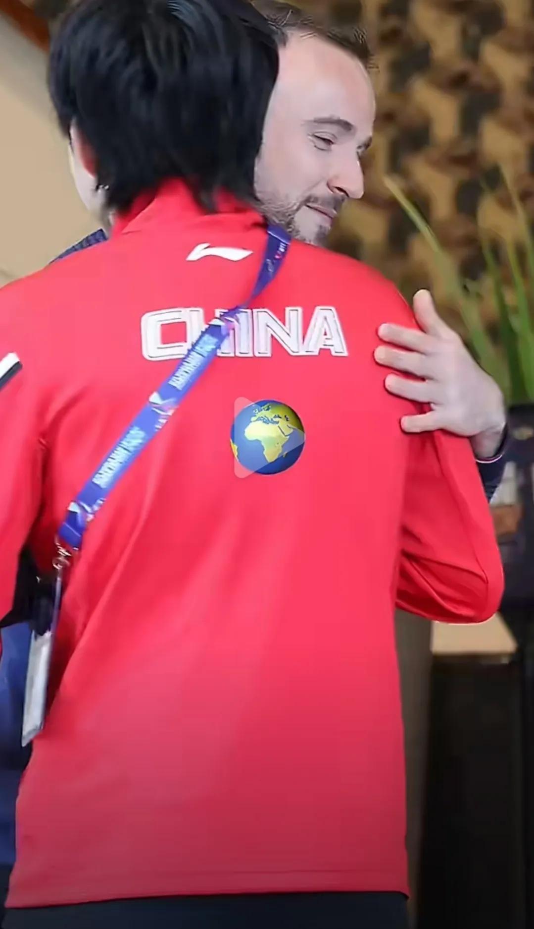 2026伦敦世乒赛正在进行，国乒选手王楚钦赛场外的一个小举动，直接引发球迷热议。