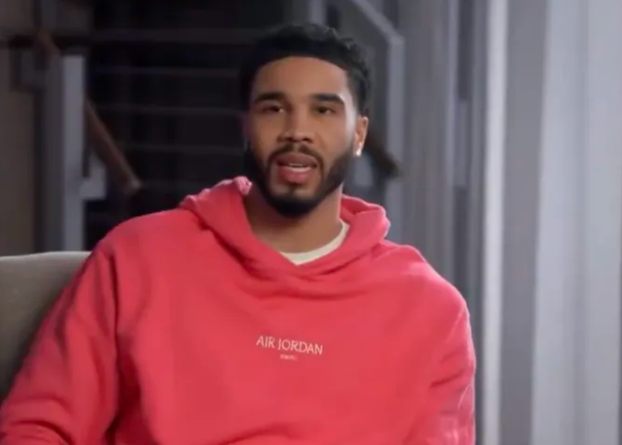 凯尔特人前锋杰森-塔图姆在一档播客节目中谈到了维克托-文班亚马。塔图姆表示：“