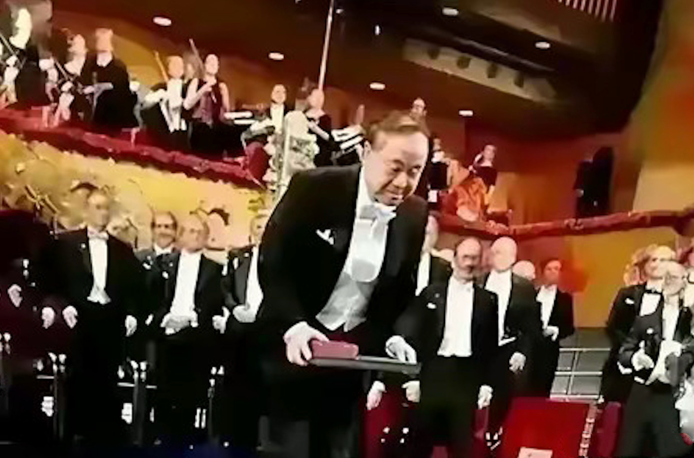 同一个人在诺贝尔奖颁奖现场跟百花奖颁奖现场，不一样的表现！