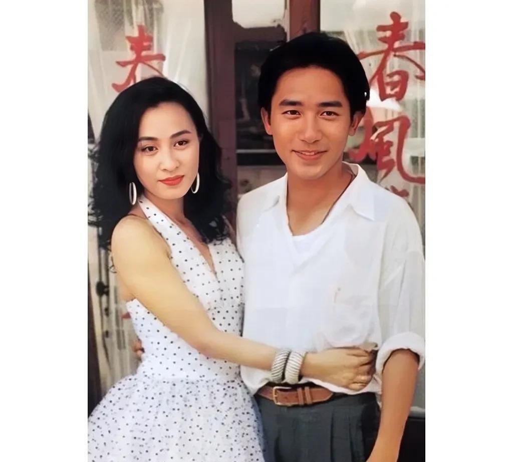1993年，香港，刘嘉玲与丈夫梁朝伟的留影旧照，那时候刘嘉玲28岁，貌美如花。梁