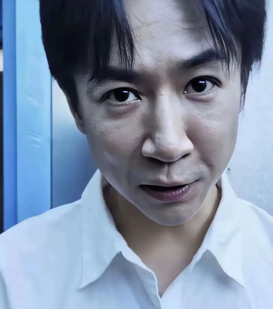 感觉他是一个很拧巴的人。既贪恋董璇的优势，又怕别人说他攀高枝傍大腿。所以，他一