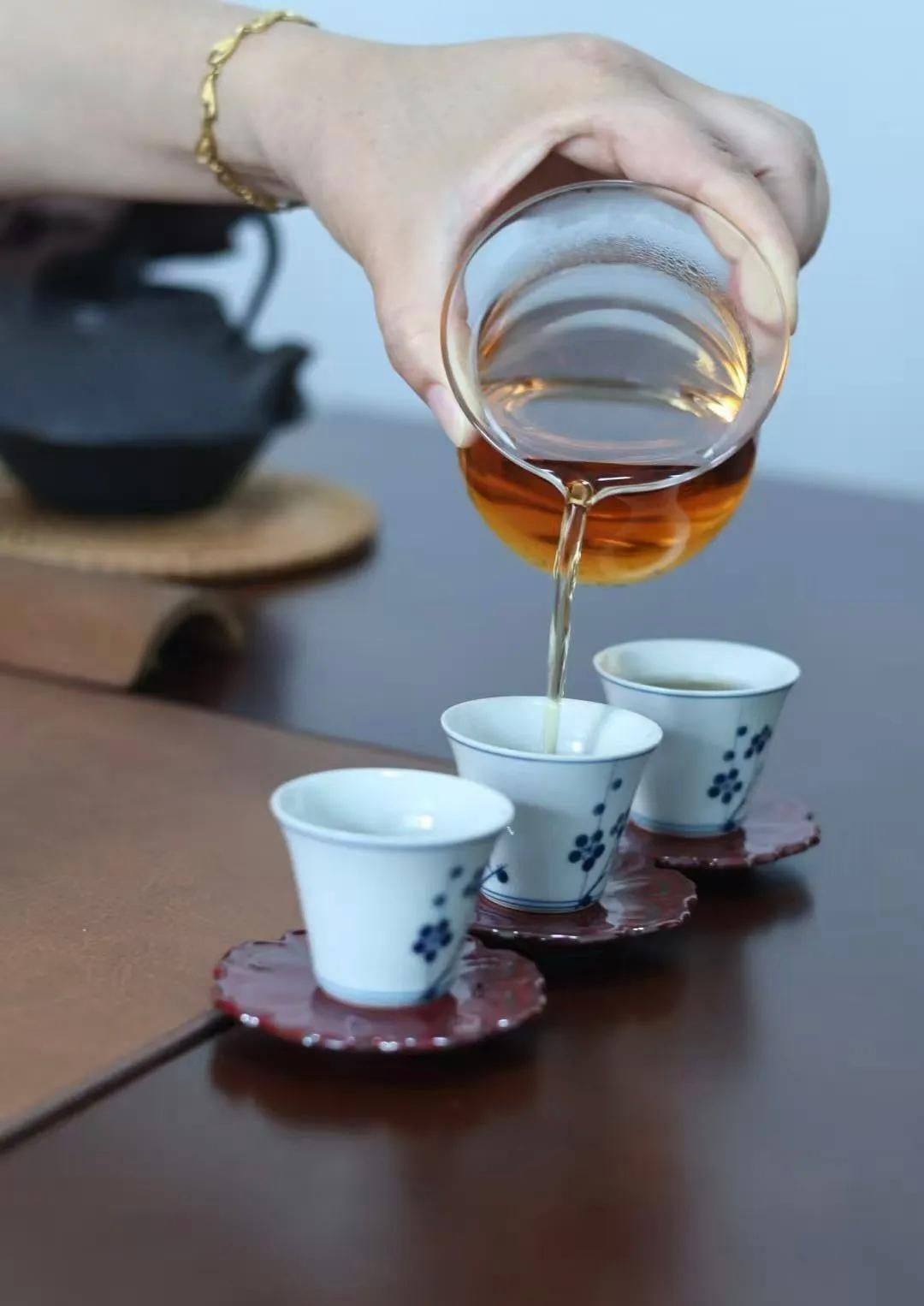 秋天，就该去没有天花板的地方喝茶🍵所以今天，去没有天花板的地方吧让茶烟接