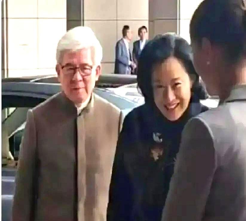 香港最贵的一顿饭，价值几百亿。🍽️我指的不是食材。是席间坐的人。霍震霆