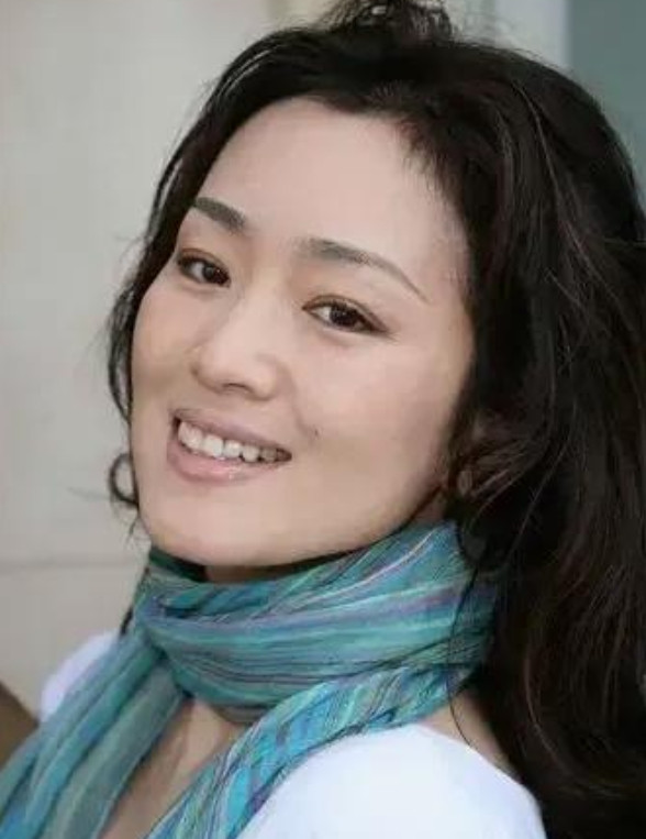 1986年，张艺谋筹拍《红高粱》时，原定女主是“丰乳肥臀”的史可，但巩俐也心仪角