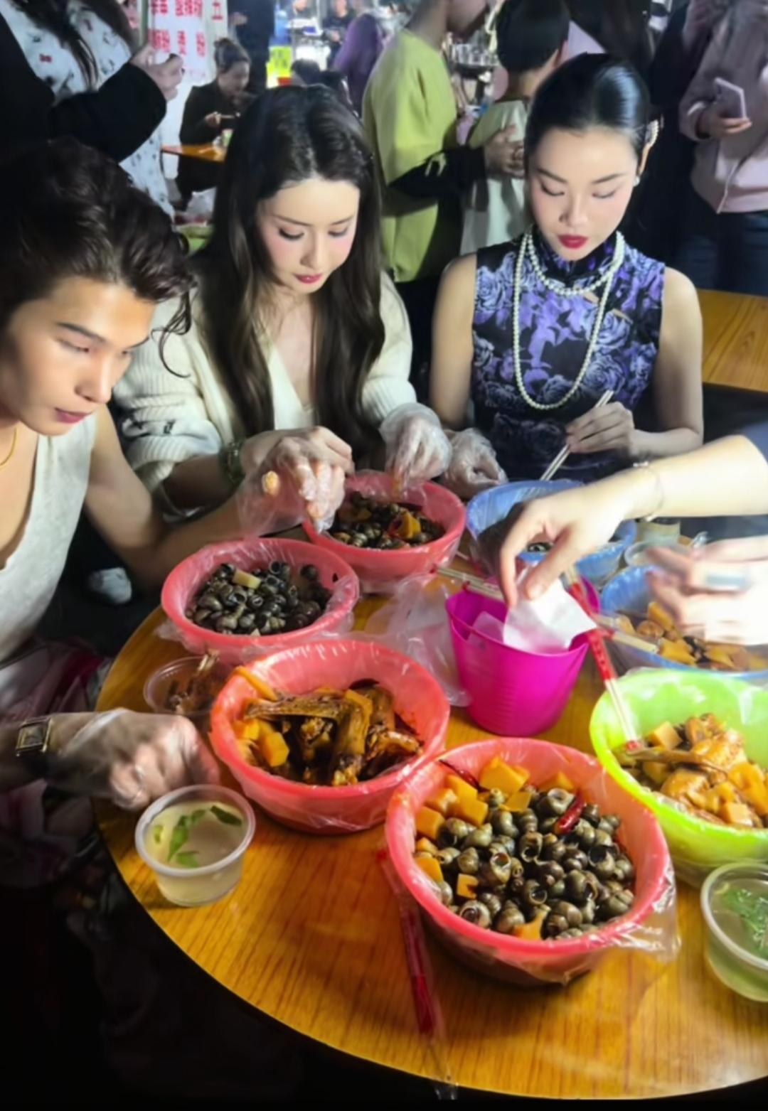 网红夜市现原形，美颜背后的真相，前几天在广西的夜市，有网友偶遇到了网红韦