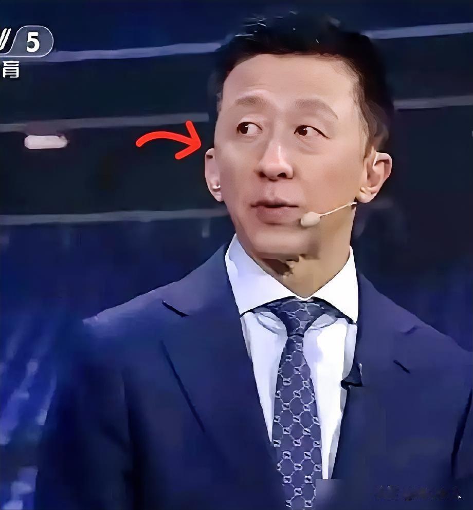 我发现，现在足球解说界出了个怪物，叫刘越。他不念球员数据，不讲网上烂梗，而是