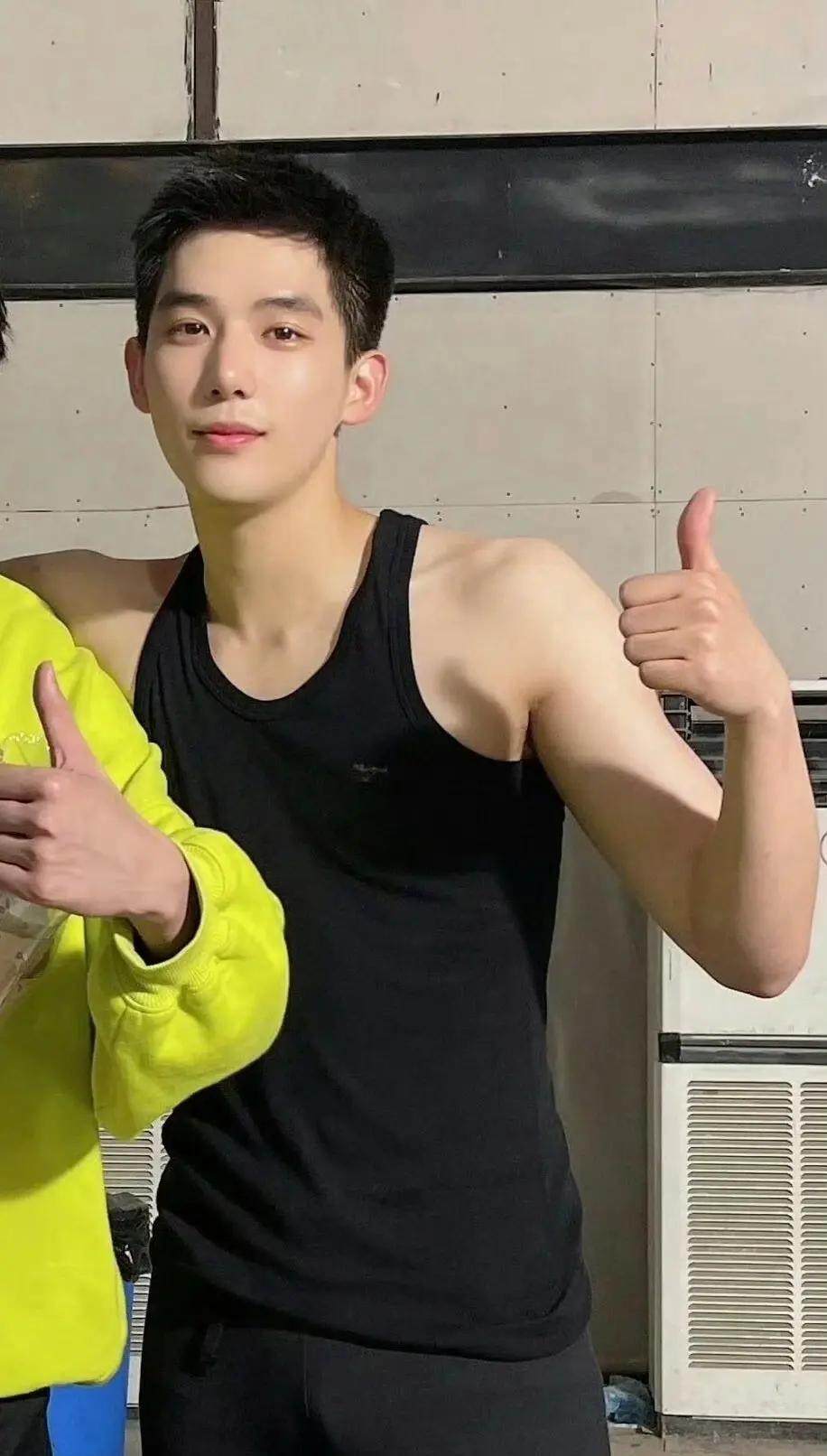 王安宇这算不算穿衣显瘦脱衣有肉？身高183cm的他，体重高达160斤，综艺上