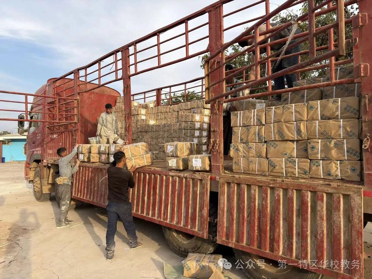 缅北果敢地区的中小学教材，终于实现了完全的一致，那就是全部统一使用人教版的教材，