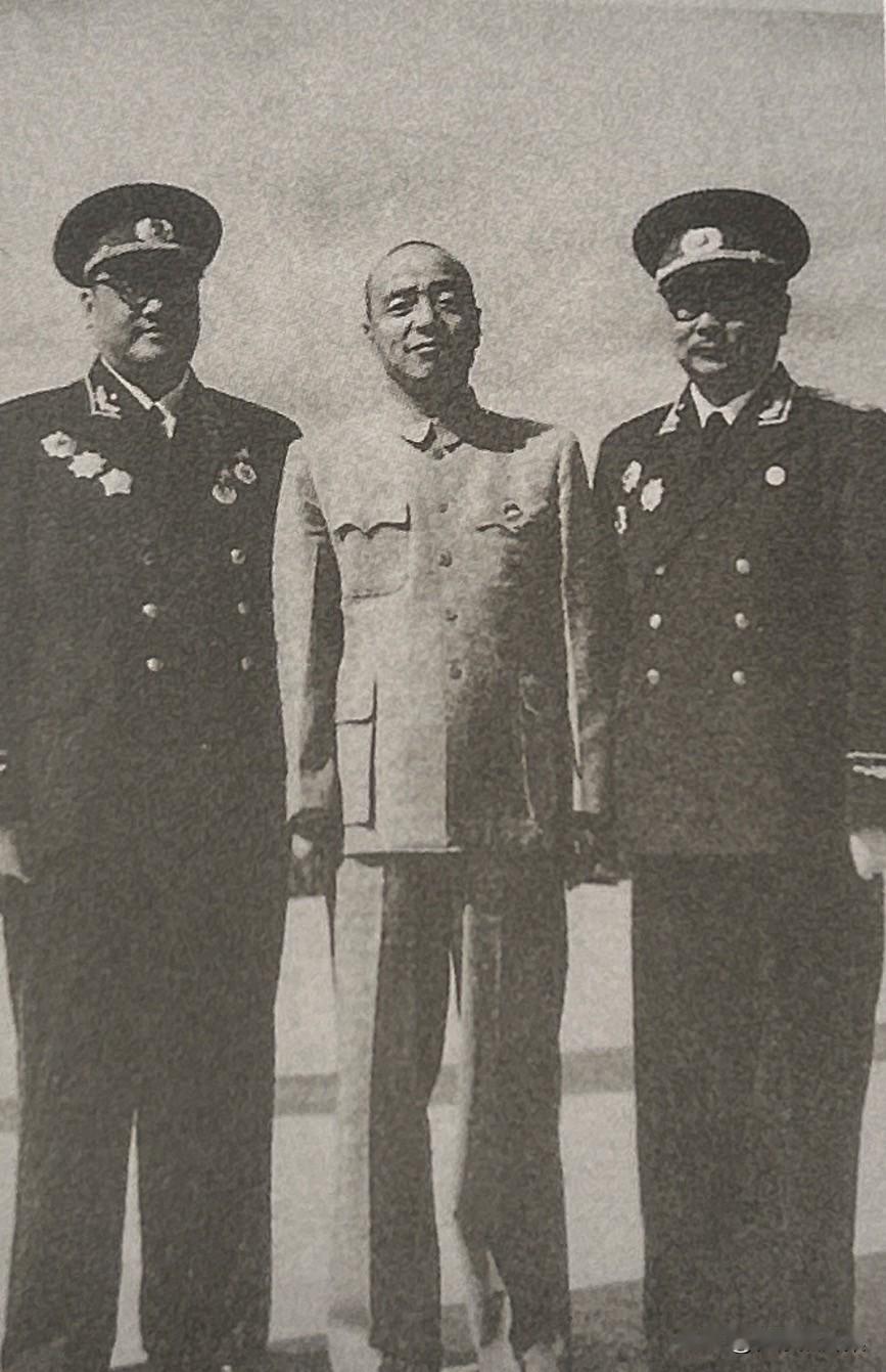 1955年，授衔授勋仪式后的合影，从左至右分别是：李涛（开国上将）、杨尚昆（时任